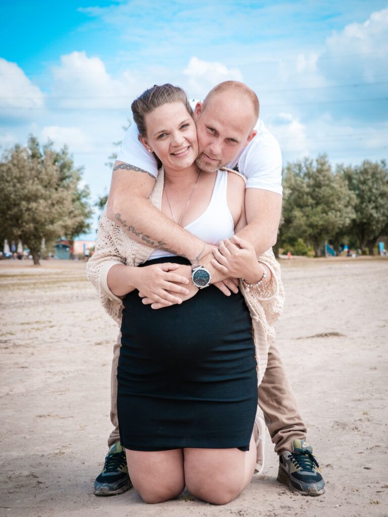 Koppel op het strand zwangerschap shoot