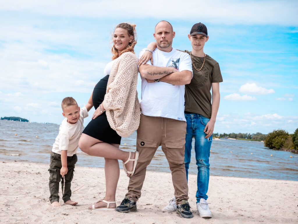 Familie shoot op het strand mama is zwanger