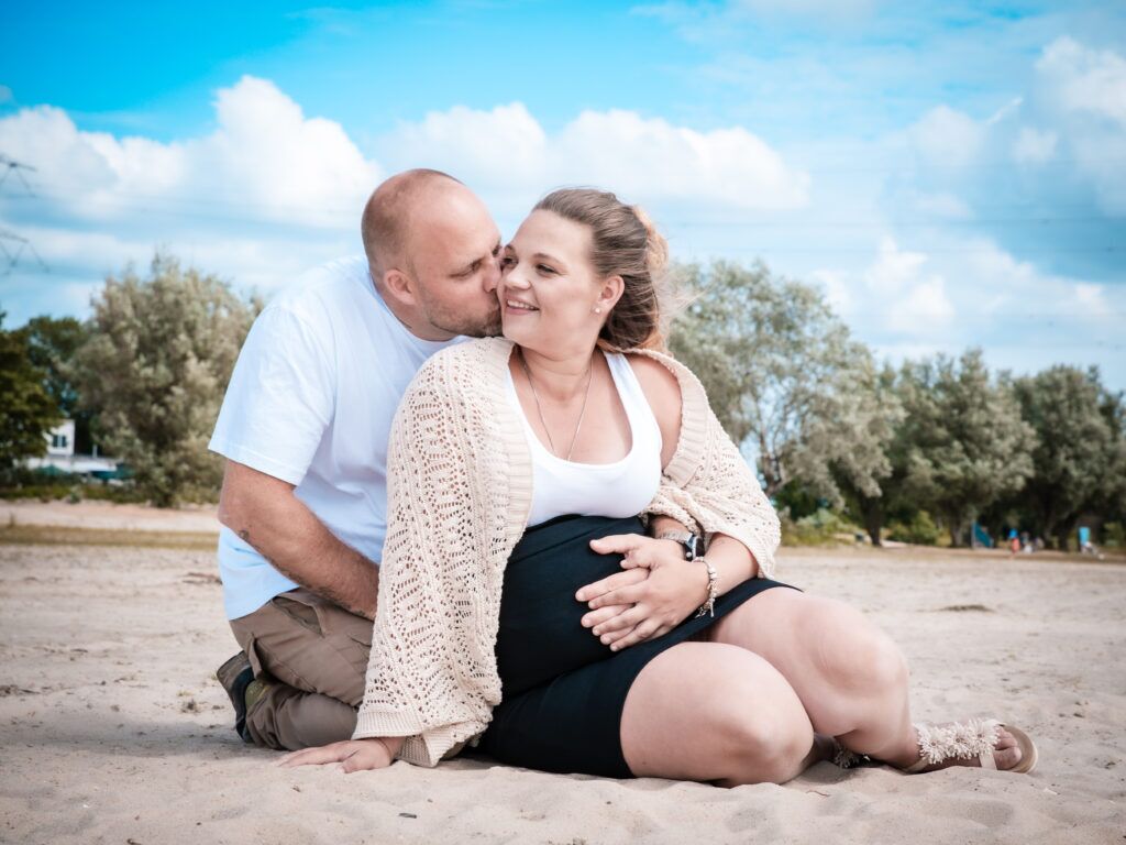 koppel knuffelt elkaar liefdevol op het strand