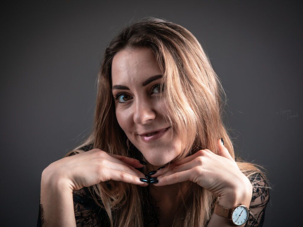 vrouw poseert voor de camera