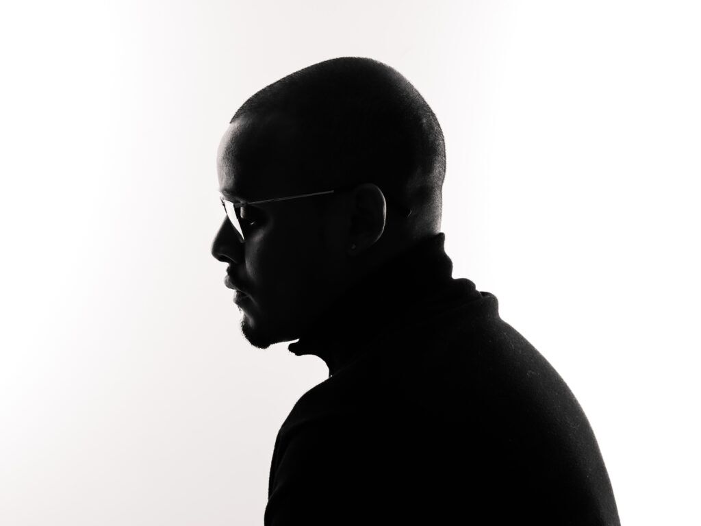 Solo shoot zij aanzicht man minimalistische setting