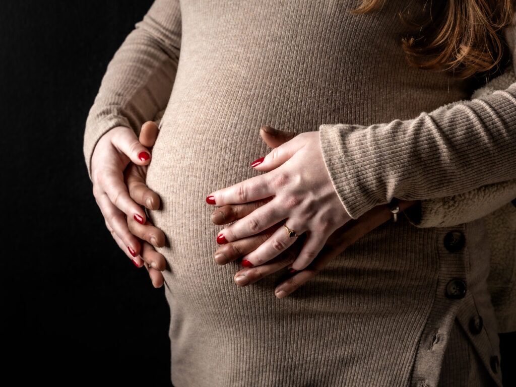 Zwanger koppel handen op buik