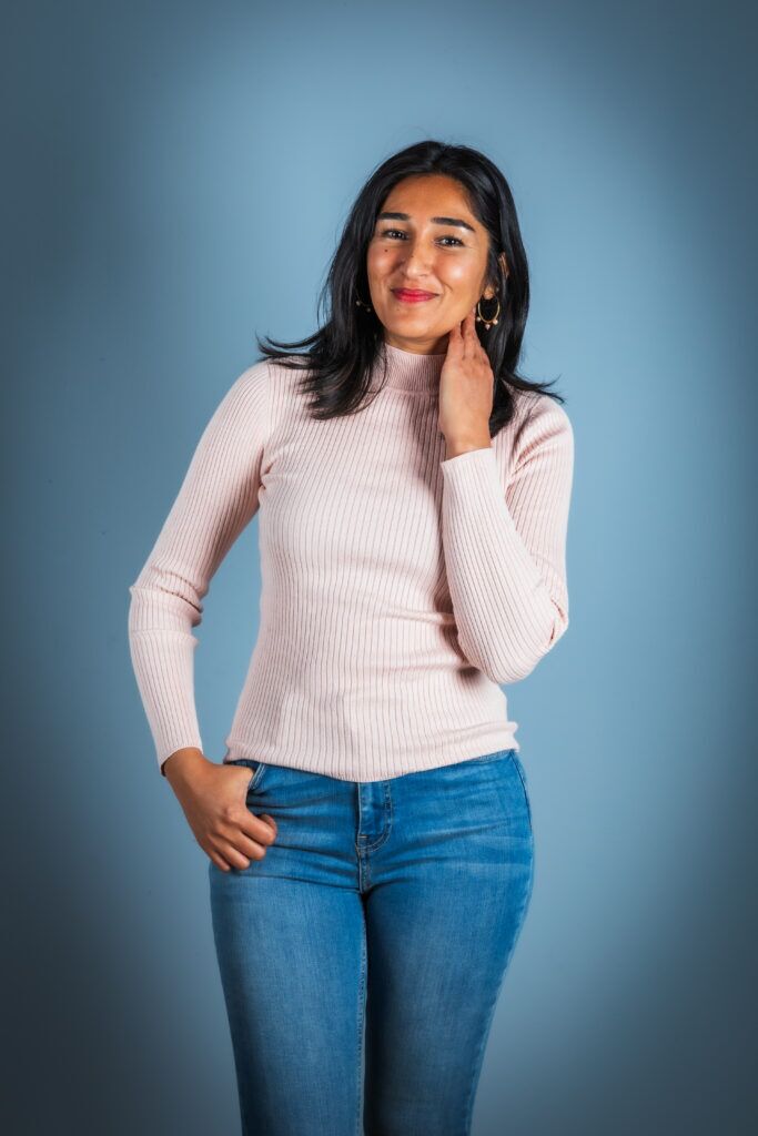 Zakelijke portretfoto van vrouw met blauwe achtergrond