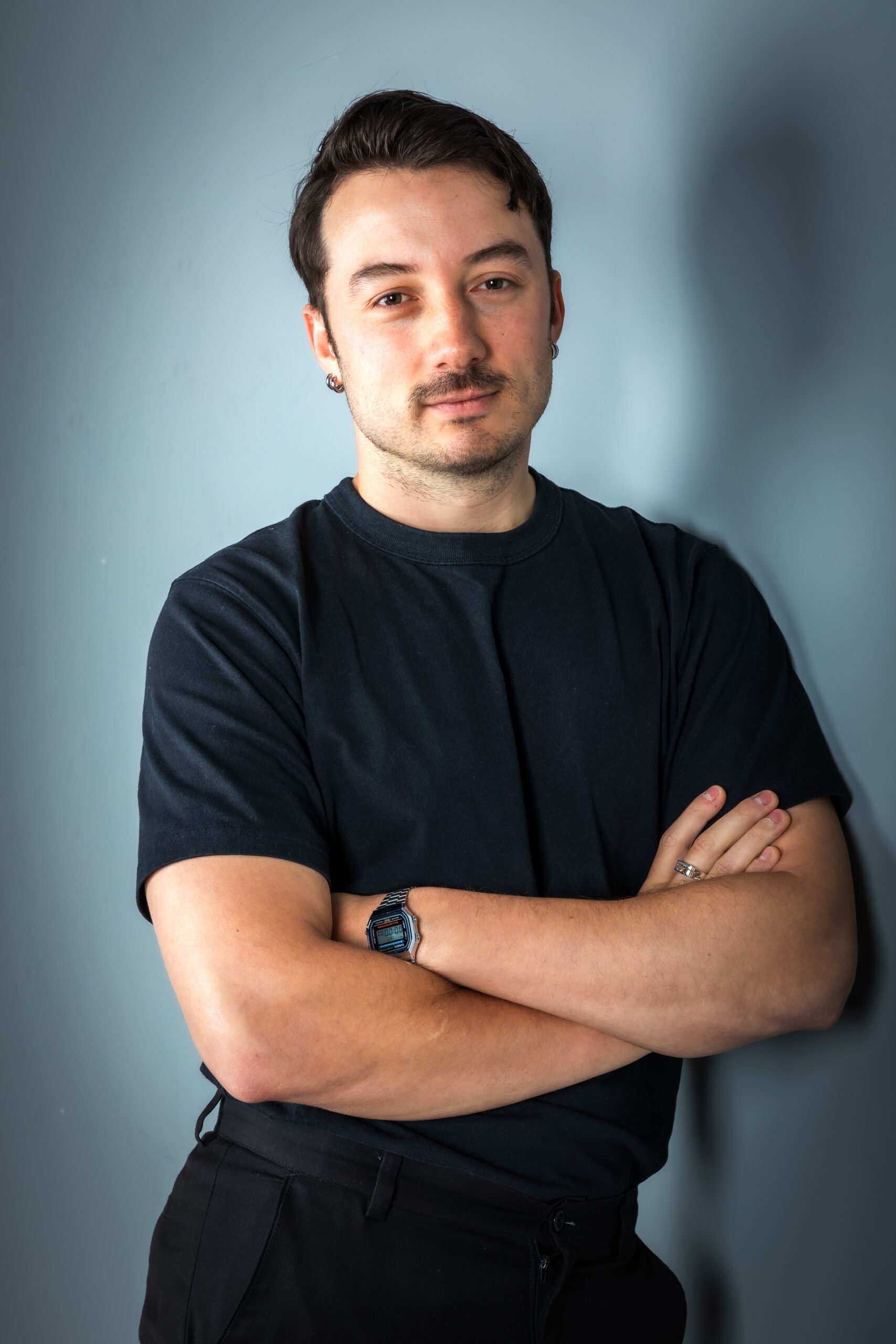 Man leunt tegen muur